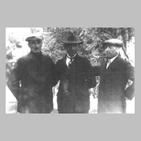 080-0016 Drei Landwirte aus Pregelswalde im angeregten Gespraech, l. Emil Godun, Mitte Arnold Pieck, r. Fritz Schiemann.jpg